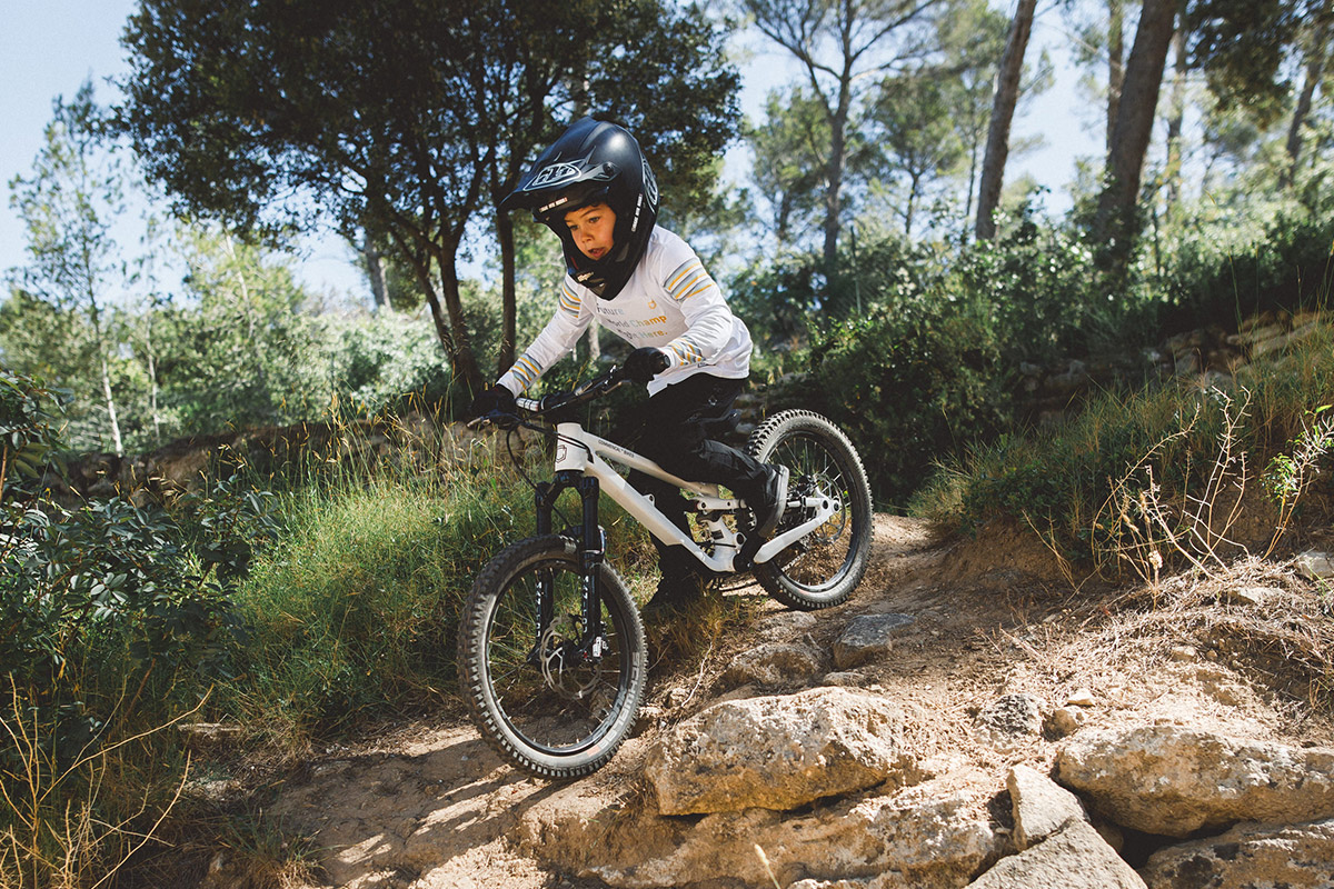 Enfant &eacute;quip&eacute; pratiquant le v&eacute;lo